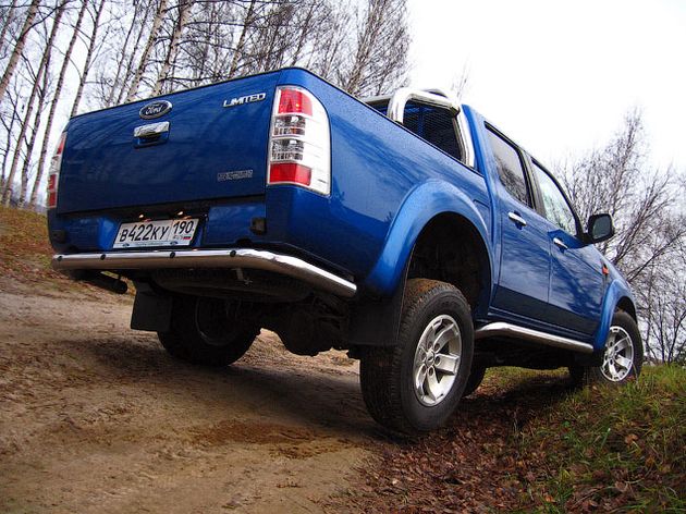 Углы въезда и съезда у Ford Ranger равны 34 и 20 градусам соответственно (примерно столько же, сколько у нового VW Amarok), глубина преодолеваемого брода составляет 750 миллиметров, а дорожный просвет (без груза) равен 205 миллиметрам